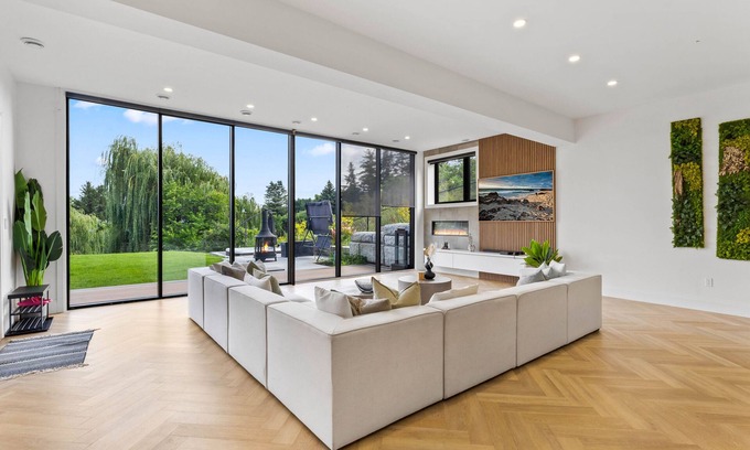 Burlington Apartment | Breathtaking Escarpment Views ~ 4BR Luxury Suite ~ Burlington ~ Greater Toronto