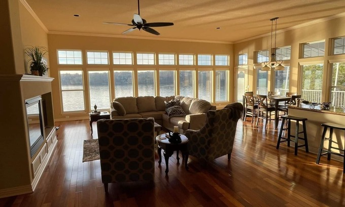 Bella Vista House | Breathtaking Lake Front Home