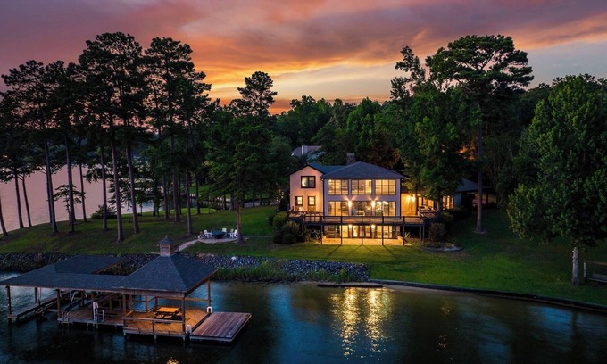 Shady Bay House | Breathtaking Lake Front Home, Perfect for events and families!
