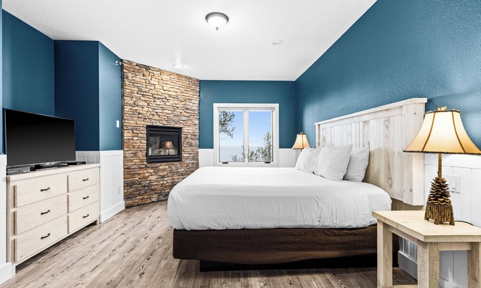 Two Harbors Apartment | Breathtaking Lake Views | 1BR w/King Suite | Pools