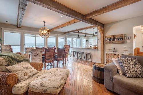 Chertsey Ski Chalet | Breathtaking Lake View With Spa Chalet 360