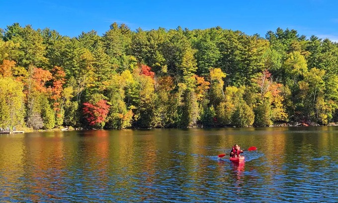 Marmora and Lake Cottage | Breathtaking Lakefront Getaway w/Kayaks + Hot Tubs