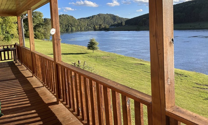 Galax Cabin | Breathtaking River View/Cozy Log Cabin