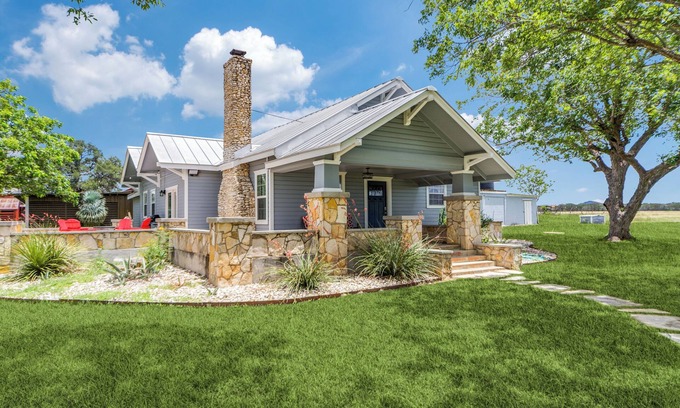 Comfort House | Breathtaking Texas Hill Country Getaway for Everyone - Sleeps 16