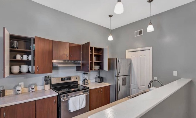 Shaw House | Breathtaking Unit in Shaw - 4 Queen beds 1W
