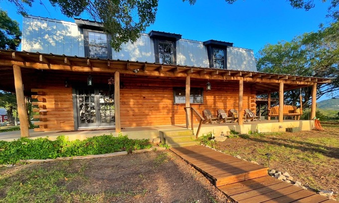 Utopia House | Breathtaking Utopian Hill Top Views 5/2 Log Home w/Hot tub