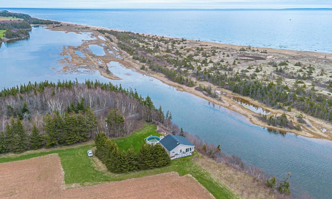 Eastern Kings Cottage | Breathtaking Views, Absolute Privacy, Modern&Cozy! 5mins to PEI's 2 BEST Beaches