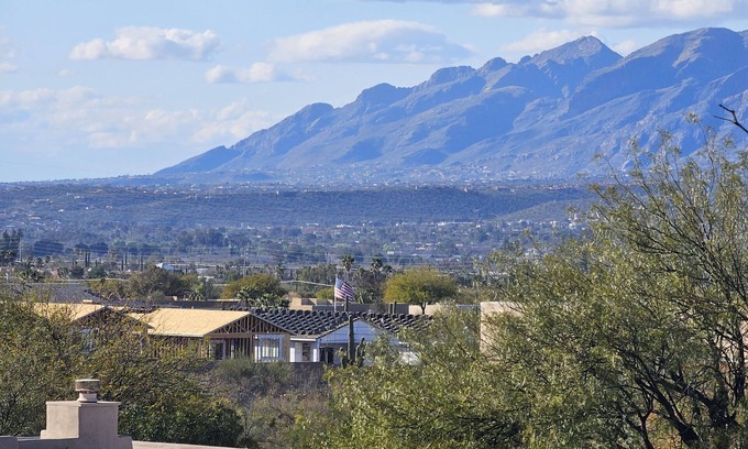 Houghton House | Breathtaking views in Tucson - Relax and refresh in a peaceful neighborhood.