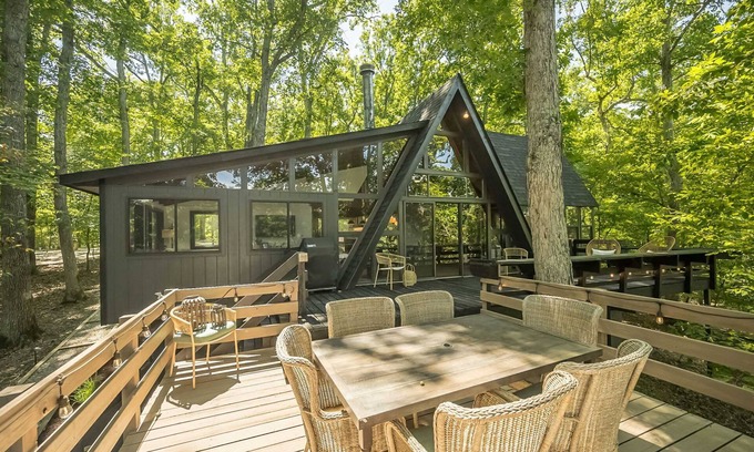 Innsbrook Ski Chalet | Breathtaking Views + Private Beach