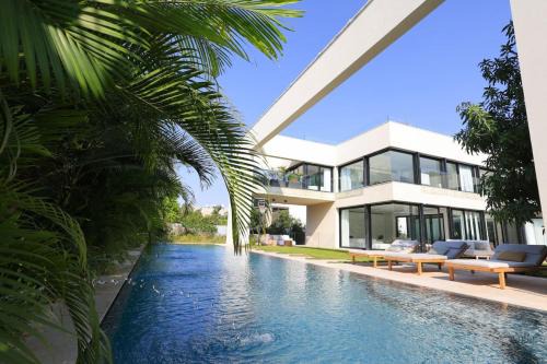 Herzliya Pituach Apartment | Breathtaking Villa w Pool & Sauna Near the Beach by Sea N' Rent