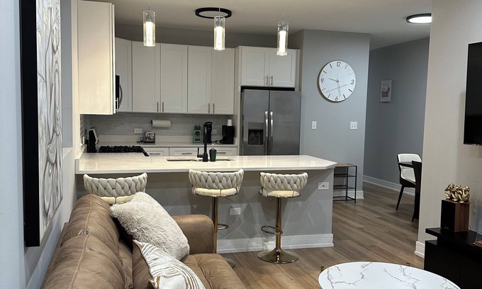 Bronzeville House | Breeze of Bronzeville Chicago: 3 bedroom 2 bath 9 mins from downtown chicago