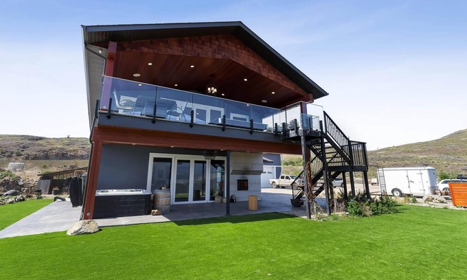 Vernon House | Breezy Beach House near Nature, Lake & Vineyards (Pet-Friendly!)