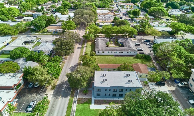 Parkside Apartment | Breezy Beaches, Florida vacation getaway w/ KING BED
