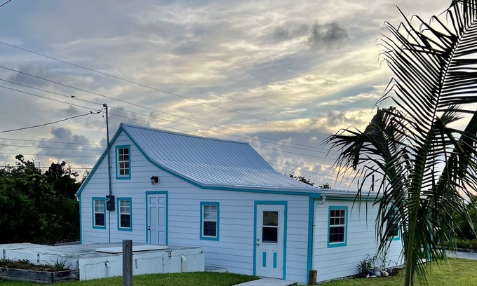 Man O War Cay Cottage | Breezy Hill, Cozy Bahamian Cottage