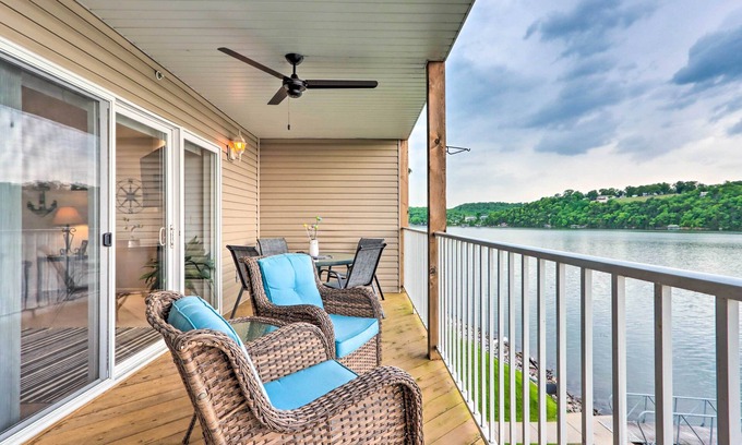 Camdenton Condo | Breezy Lakefront Condo w/Balcony & Lake View!