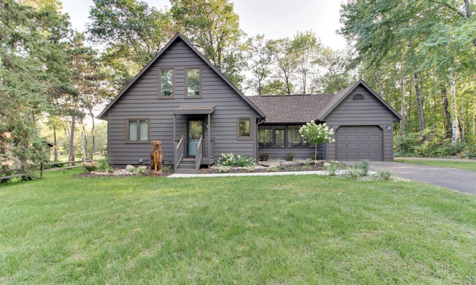 Breezy Point Cottage | Breezy Point Cabin: Deck w/Golf Course Views!