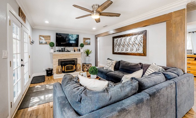 Big Bear Cabin | Brewer Escape ~ Modern, newly renovated escape with mountain views - five minutes to town
