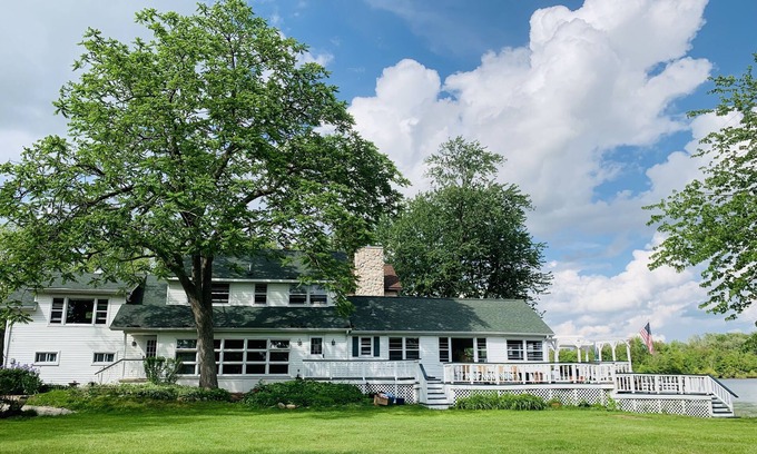 Whitmore Lake House | Brian Boru's White House Cttge On The Lake ~ Ann Arbor ~ Kayaks ~ Pontoon Avail