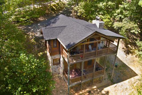 Gatlinburg - Pigeon Forge House | Briar Brook - Private Smoky Mountain Luxury Log Home with 2 Fireplaces, Hot Tub & Community Pool