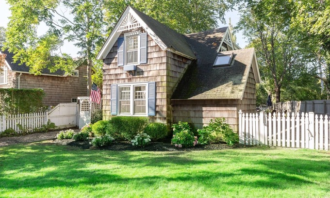 Bridgehampton House | Bridgehampton Classic Shingle 3BR Fireplace Close to All, Beach & Town Center