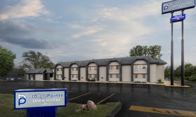 Council Bluffs Hotel | BridgePointe Inn & Suites by BPhotels, Council Bluffs, Omaha Area