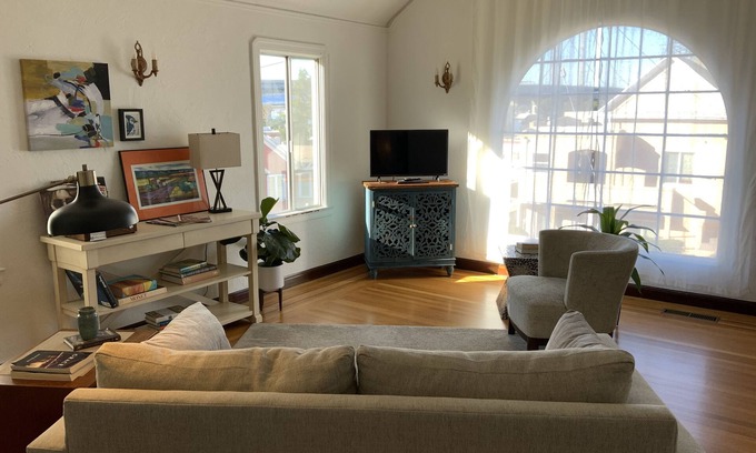 Crockett House | Bridgeview - A Clean and Cozy Getaway for Two