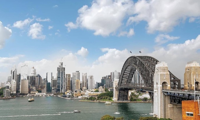 Kirribilli Apartment | 'Bridgeview' - Luxury 2 Bedroom Home, Complete w/Free Parking, Aircon & Lift!