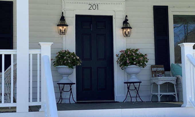 White Sulphur Springs House | BrierGate Cottage - Max number of Adults 4