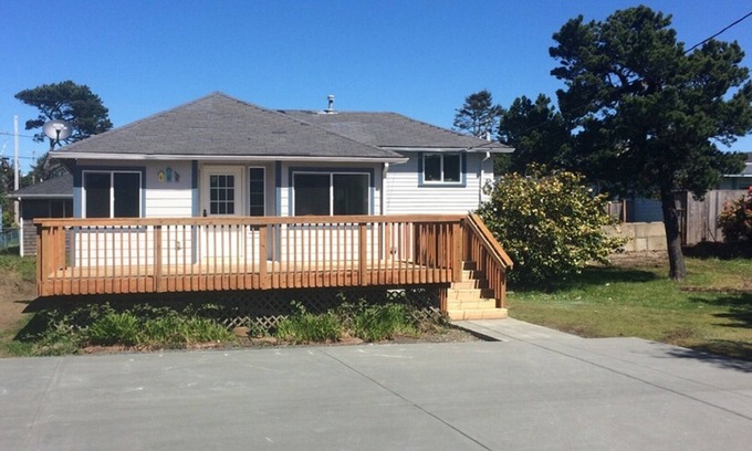 Seaside House | BRIGHT! 1.5 Blocks to Beach - Light Filled House (3 Bedroom Plus Den)