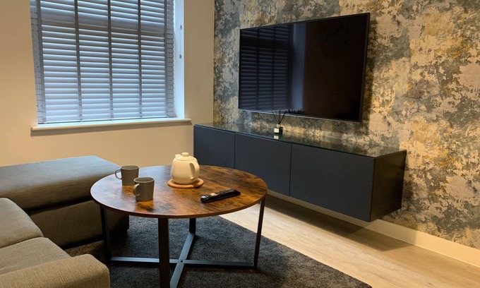 Preston Apartment | Bright 1 Bedroom Apartment, 5 minutes from City Centre.