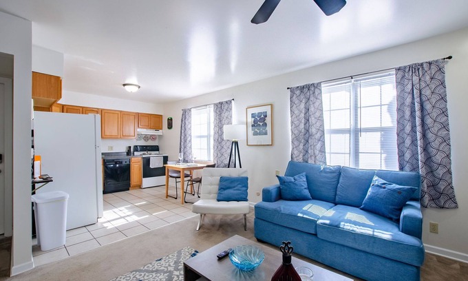 Kokomo Apartment | Bright 1 bedroom apartment, close to shops and highway