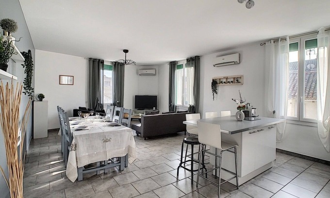 Senas Apartment | Bright 100m2 apartment in Provence with terrace