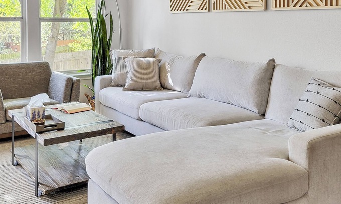 West Oak Hill House | ✨ Bright 2/2 with large yard