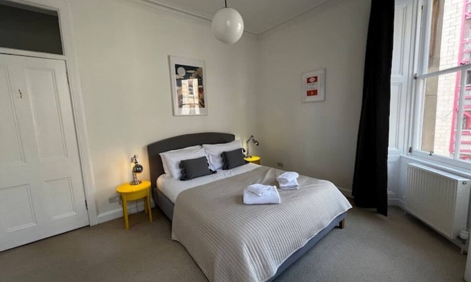 Newington Apartment | Bright 2 bedroom 1st floor flat near The Meadows