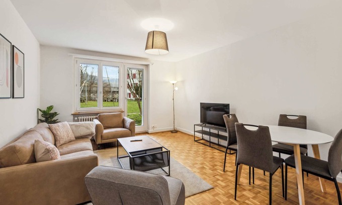 Alt-Wiedikon Apartment | Bright 2-Bedroom Apartment near Museum Rietberg, Zürich