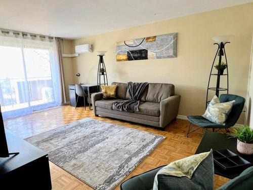 Kitchener Apartment | Bright 2 BR pet friendly, KING bed, WiFi,2 parking