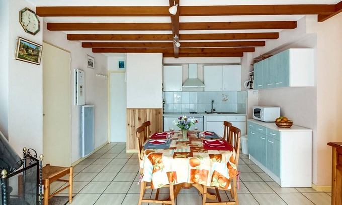 Esquieze-Sere Apartment | Bright 2BR with garden, sleeps 6, Wi-Fi, parking, pets allowed