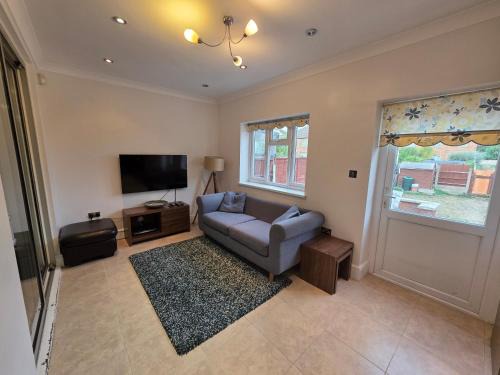 Barkingside Apartment | Bright 3BD Family Home with Garden Barkingside