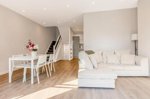 Shaftesbury Apartment | Bright 3BR duplex flat with a terrace in Clapham