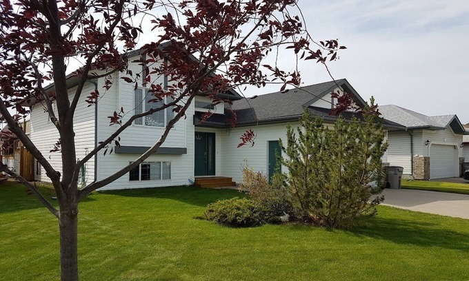 Grande Prairie House | Bright 5 Bedroom Home- The Royal Oaks Lodge
