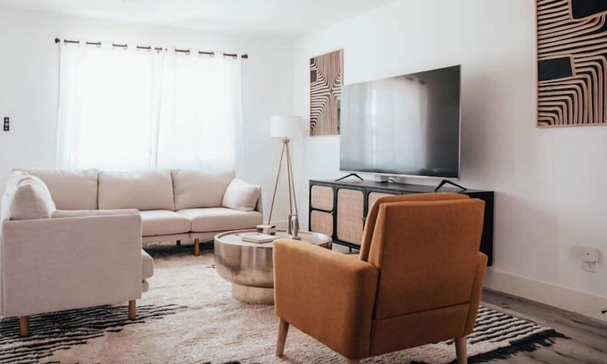 Coronado House | Bright & Airy 4BR - 5 mins to Airport, Downtown, and Midtown