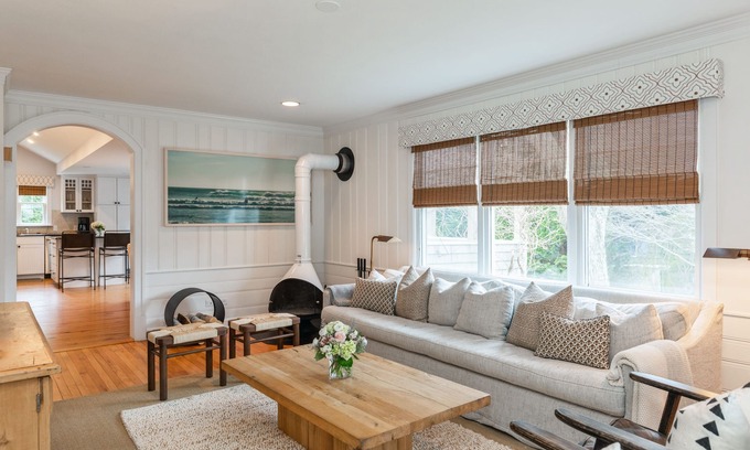 East Hampton North House | Bright and airy East Hampton cottage, walk to town, bike to beach!