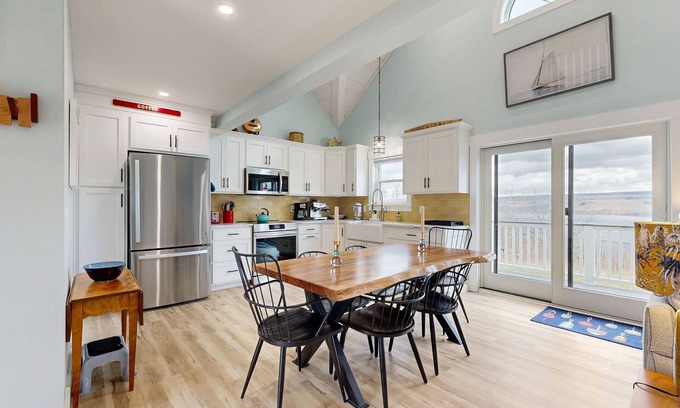 Valois House | Bright and beautiful lake view home w/deck, grill & games room