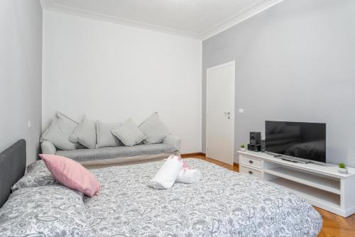 Historic Centre Apartment | Bright and Central Flat - Metro & Station Nearby