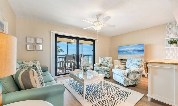 Sanibel Condo | Bright and cheerful, one bedroom, top floor unit! Amazing views!