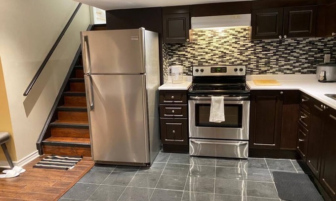 Richmond Hill Apartment | Bright and Clean Basement Apartment,5 min to Lakes.