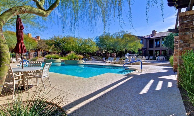 Talon Retreat House | Bright and Clean! - Encore Gated Community - Contemporary Furniture -