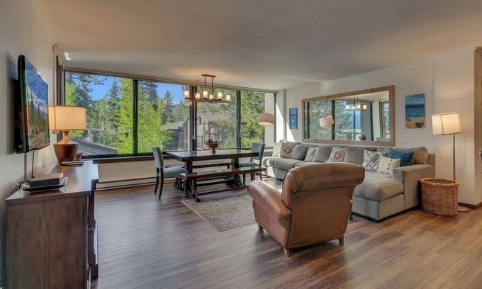 Brockway Apartment | Bright and Cozy Lakeview Retreat #59
