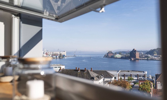 Flensburg Apartment | Bright and modern apartment with great views of the fjord, incl. parking spot