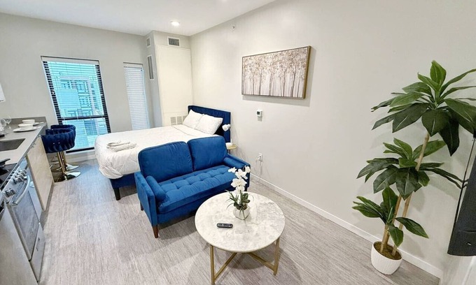 Downtown Des Moines Apartment | Bright and Modern Oasis – Your Home Away From Home!
